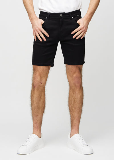 Schwarze middle-slim Shorts, die gerade am Oberschenkel sitzen und knapp über dem Knie enden, von vorne gesehen.
