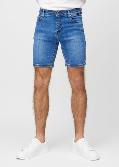 Denim middle-slim Shorts, die am Oberschenkel gerade sitzen und knapp über dem Knie enden, von vorne gesehen.