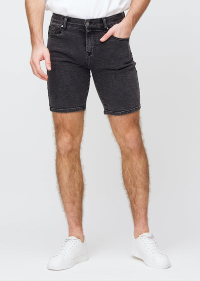 Dunkelgraue Denim middle-slim Shorts, die gerade am Oberschenkel sitzen und knapp über dem Knie enden, von vorne gesehen.