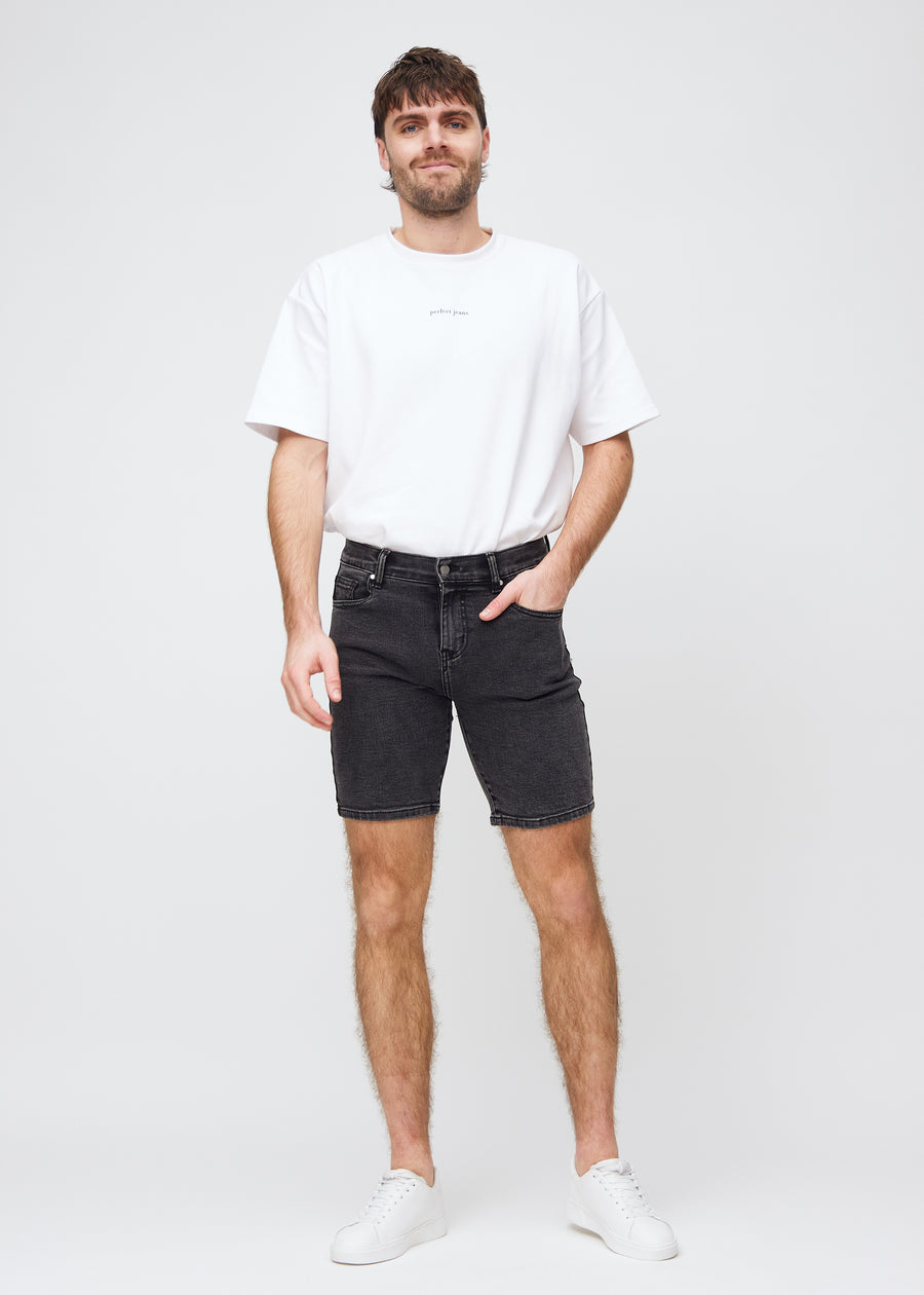 Ganzkörperbild eines Models in dunkelgrauen Denim middle-slim Shorts.