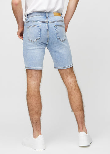 Hellblaue Denim middle-slim Shorts von hinten gesehen, sodass man das gesamte Produkt sehen kann.