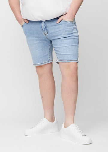 Hellblaue Denim middle-slim Shorts, die gerade am Oberschenkel sitzen und knapp über dem Knie enden, an einem Plus-Size-Model von vorne gesehen.