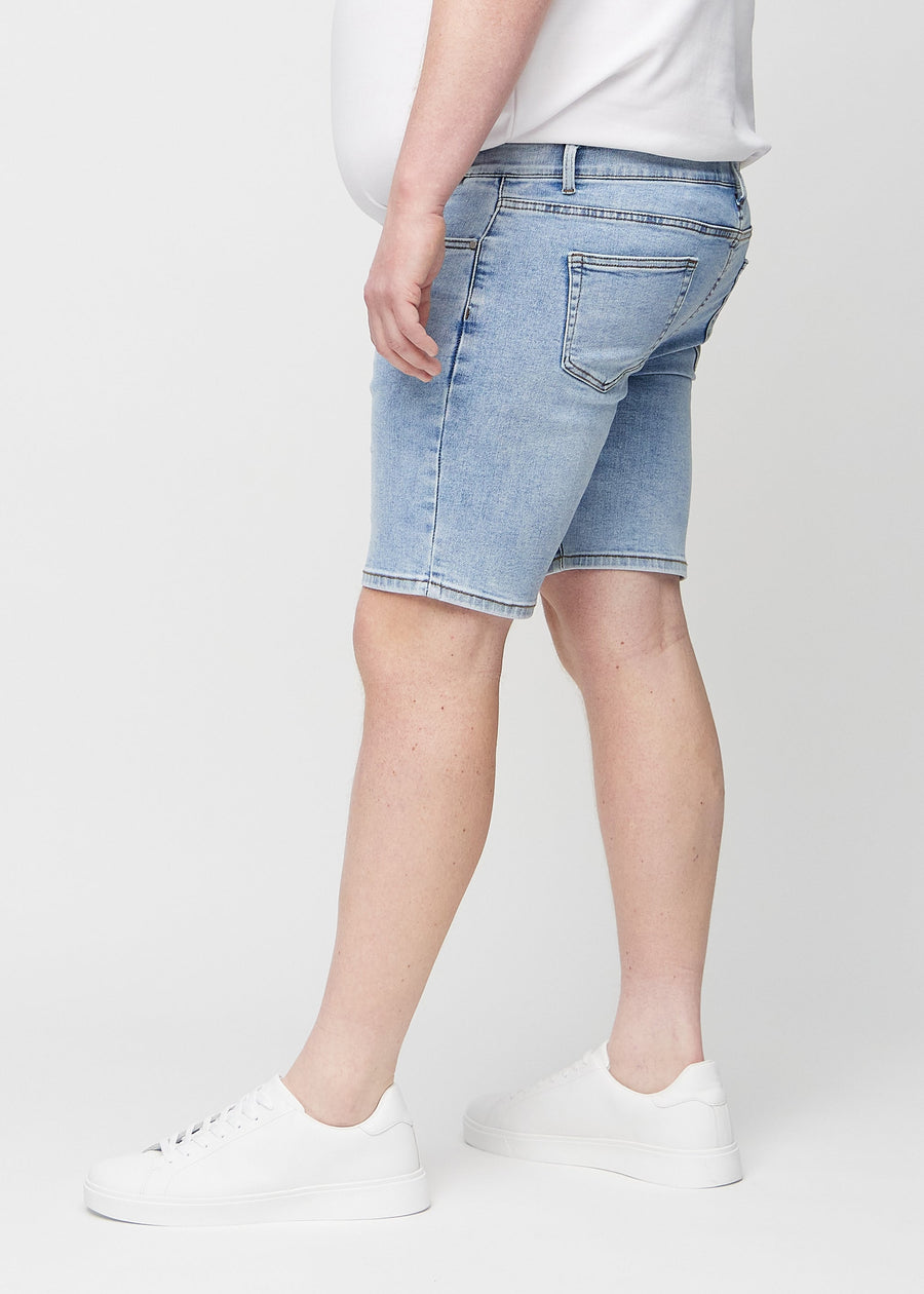 Hellblaue Denim middle-slim Shorts von der Seite an einem Plus-Size-Model gesehen.