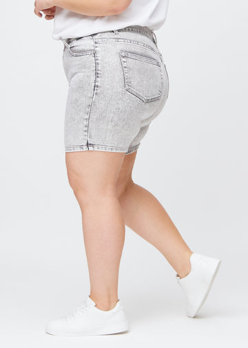 Lysegrå denim skinny short shorts set fra siden på en plus-size model.