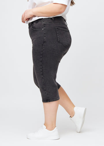 Mørkegrå denim regular capris set fra siden på en plus-size model.