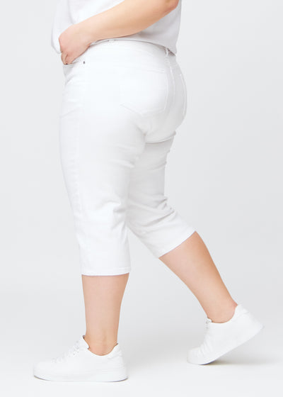 Hvide slim capris i farven Marguerites – set fra siden på en plus-size model.