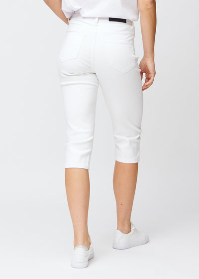 Hvide slim capris set bagfra – hele produktet vises på modellen med fokus på pasform og længde.