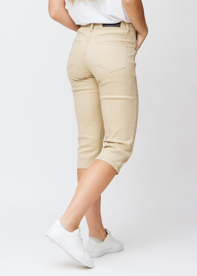 Beige slim capris set bagfra – hele produktet vises på modellen med fokus på pasform og længde.