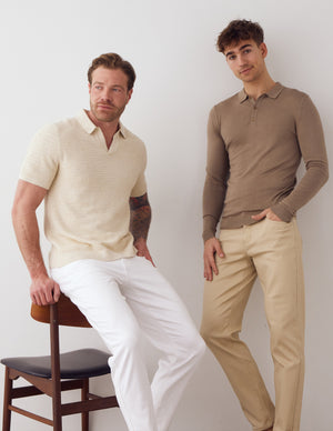 To mænd iført hvide og beige jeans.