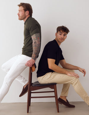 To mænd iført hvide og beige jeans.