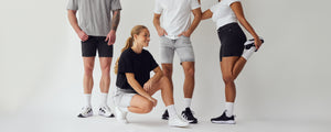 Mænd og kvinder i lyse- og mørkegrå denim shorts fra Perfect Jeans.