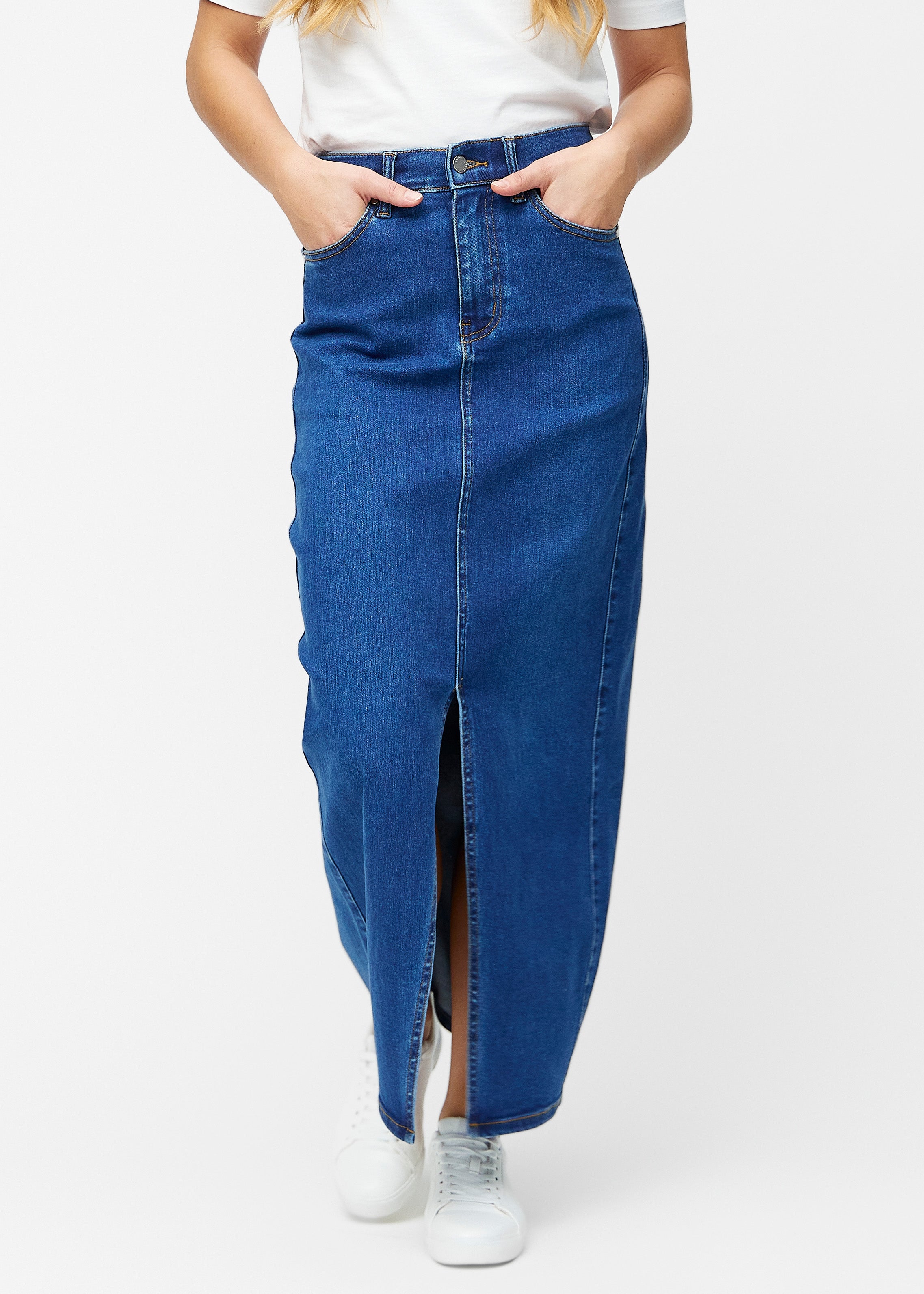 Kvinde i lang mørkeblå denimnederdel med et slids foran