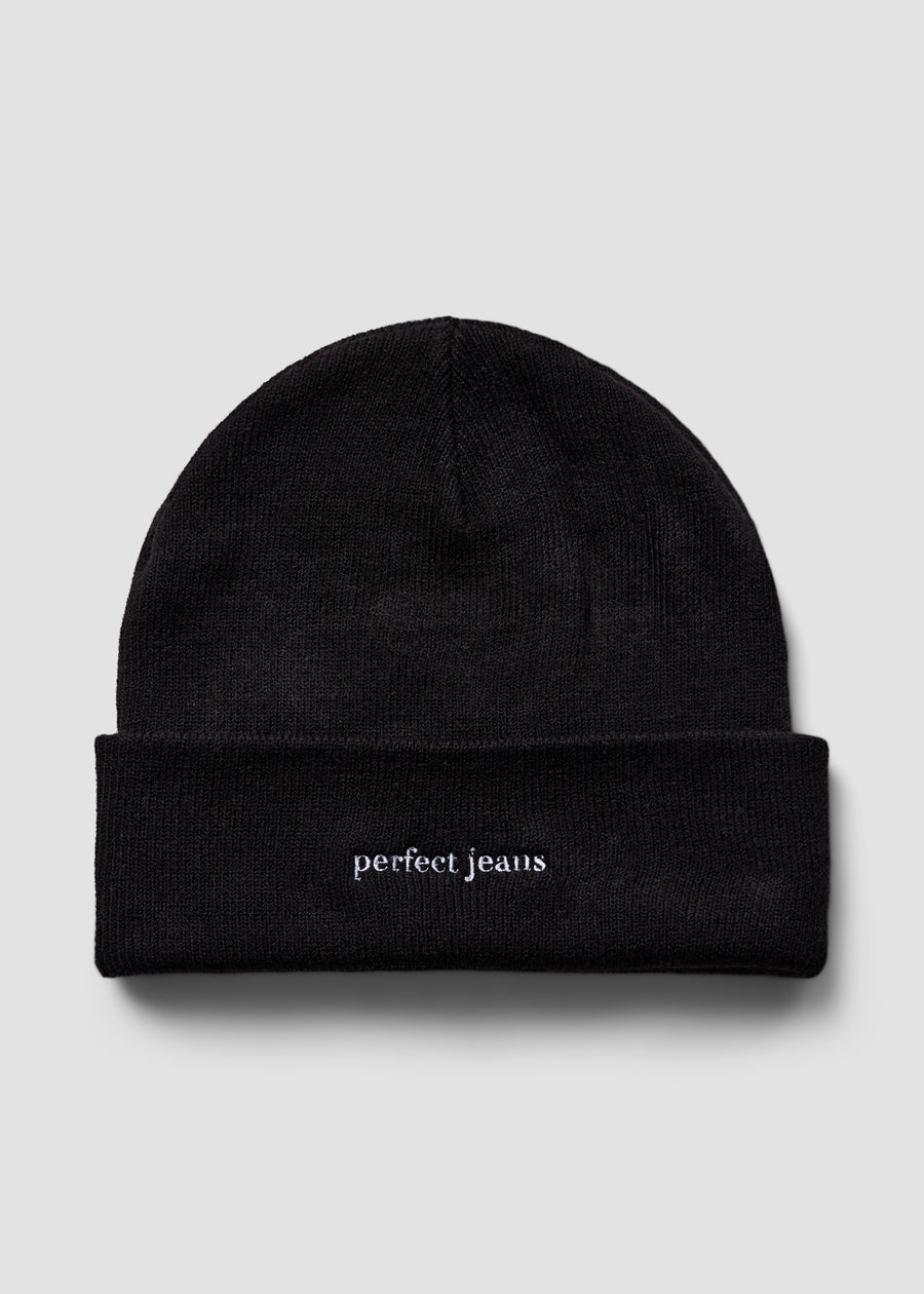 Schwarze Beanie von Perfect Jeans mit weißem Logo vorne.