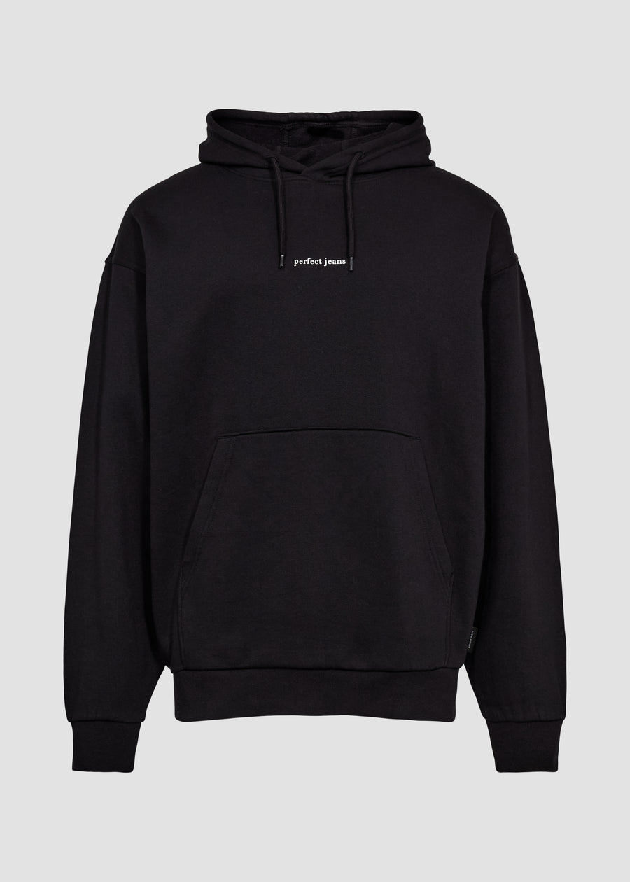 Sort unisex hoodie fra Perfect Jeans, med hvidt logo midt på brystet, set forfra.