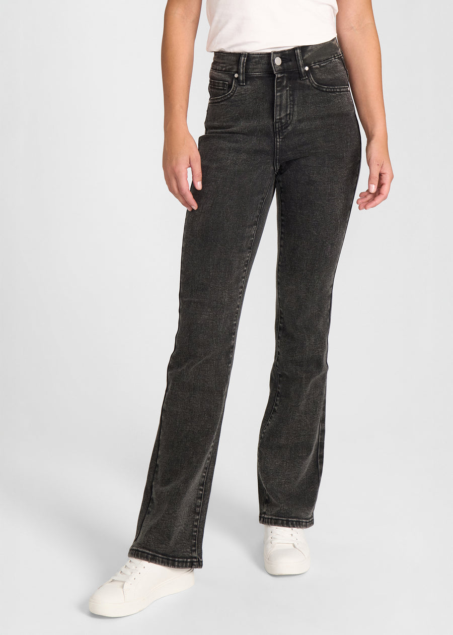 Mørkegrå denim bootcut jeans, modelnavn Shadows, som sidder tæt om hofter og lår med et let svaj fra knæet og ned, set forfra.