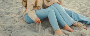 Pige og kvinde i blå jeans