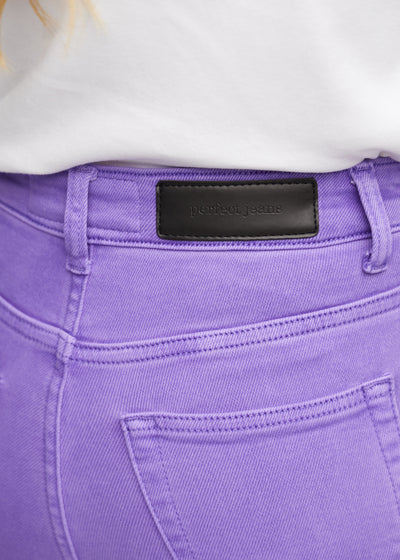  Baglommen på de lilla slim capris – detaljebillede med fokus på logo og struktur.
