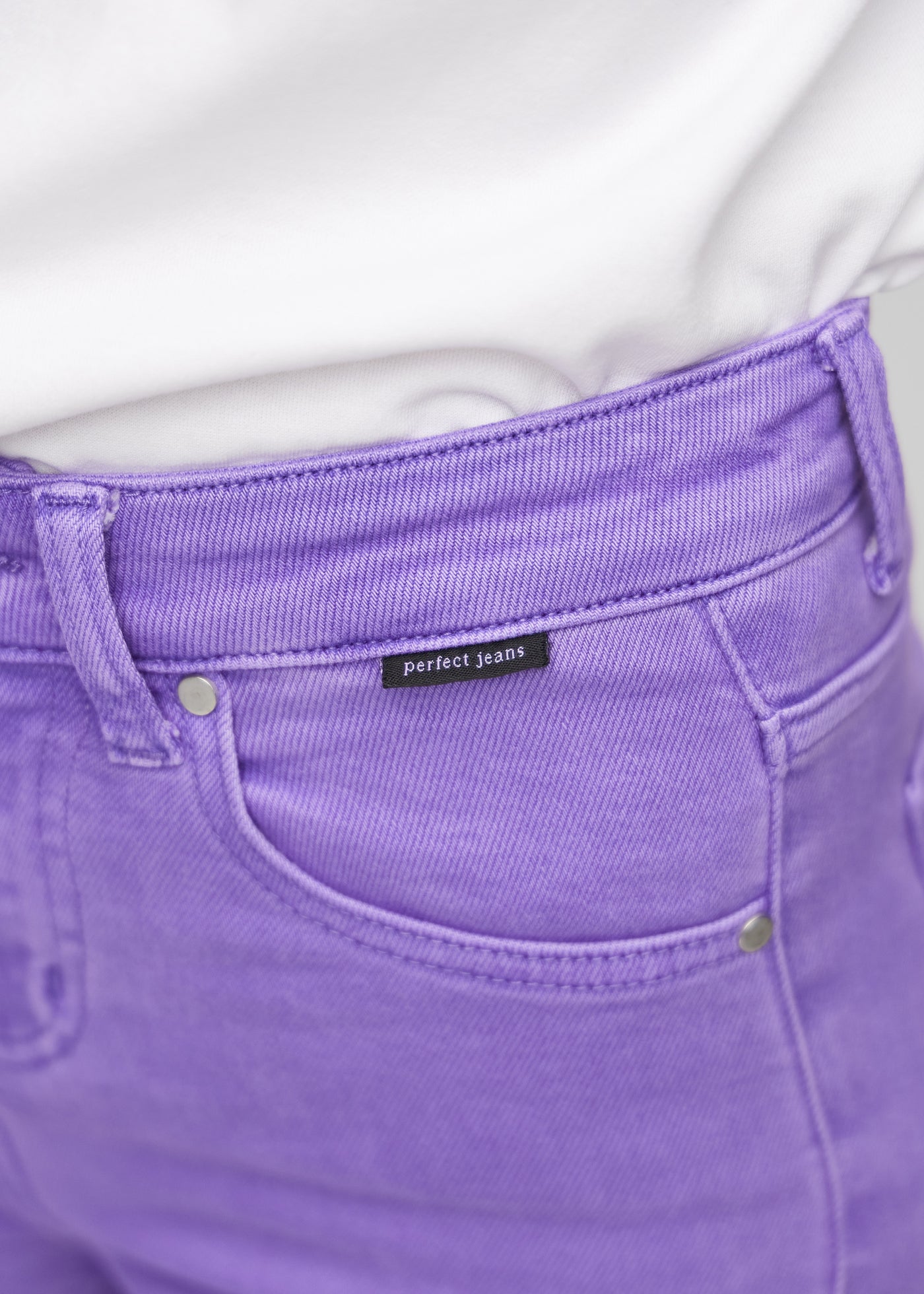 Forlommen på de lilla slim capris i farven Lavenders – med tydeligt logo og syninger i fokus.