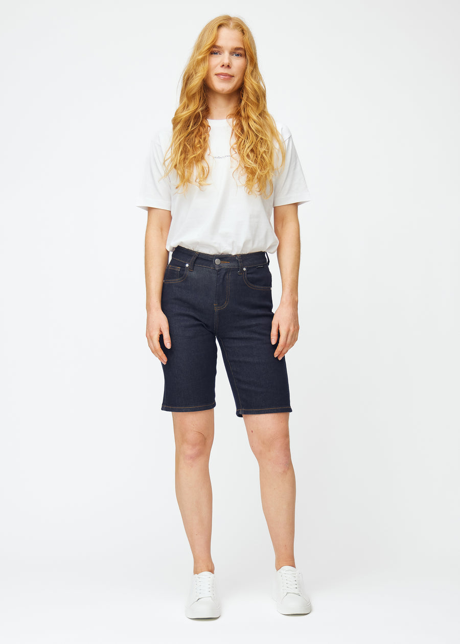 Model viser dyb mørkeblå denim shorts til kvinder i farven Midnights med regular pasform i bevægelse.
