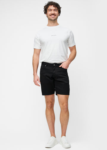 Model viser sorte shorts til mænd i farven Ravens med regular pasform i bevægelse.