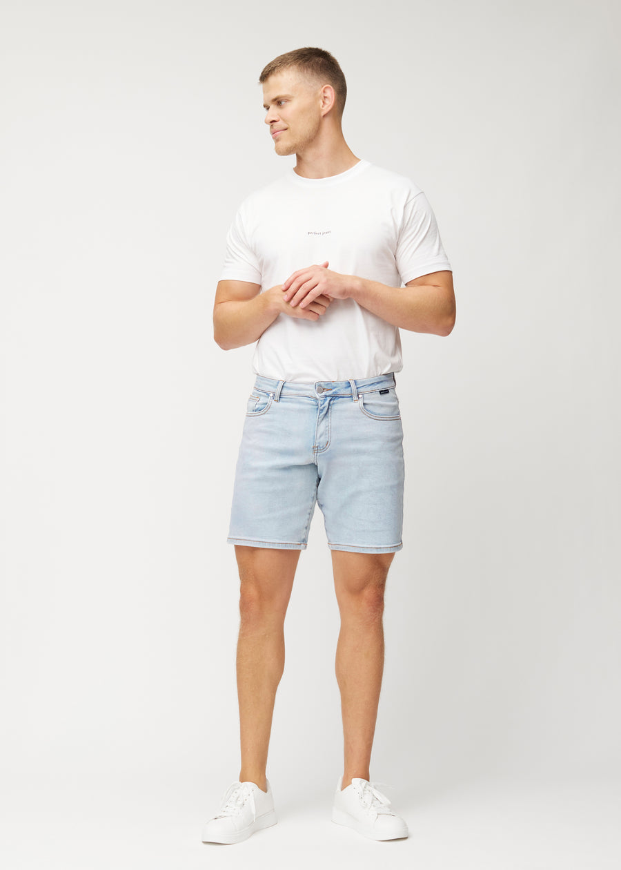  Model viser lyseblå denim shorts til mænd i farven Waves med regular pasform i bevægelse.